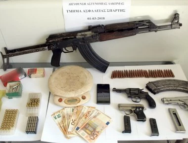 Λακωνία: Σύλληψη 63χρονου με Καλάσνικοφ, όπλα και ναρκωτικά (φωτό)
